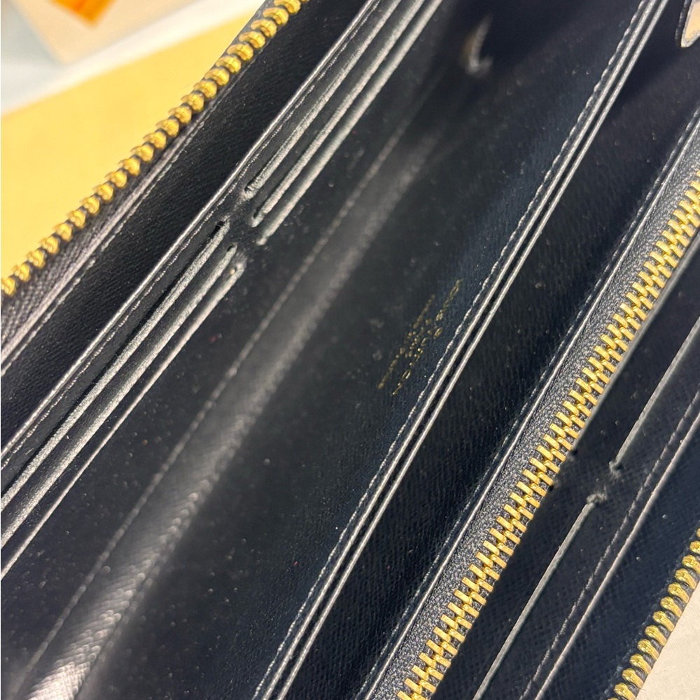 Absolutely Stunning Louis Vuitton Zippy Wallet Epi Noir - Picture 13 of 15